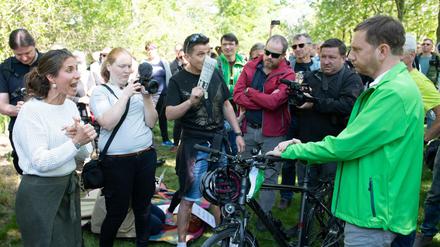 Michael Kretschmer (CDU, rechts), Ministerpräsident von Sachsen, mit Corona-Demonstranten