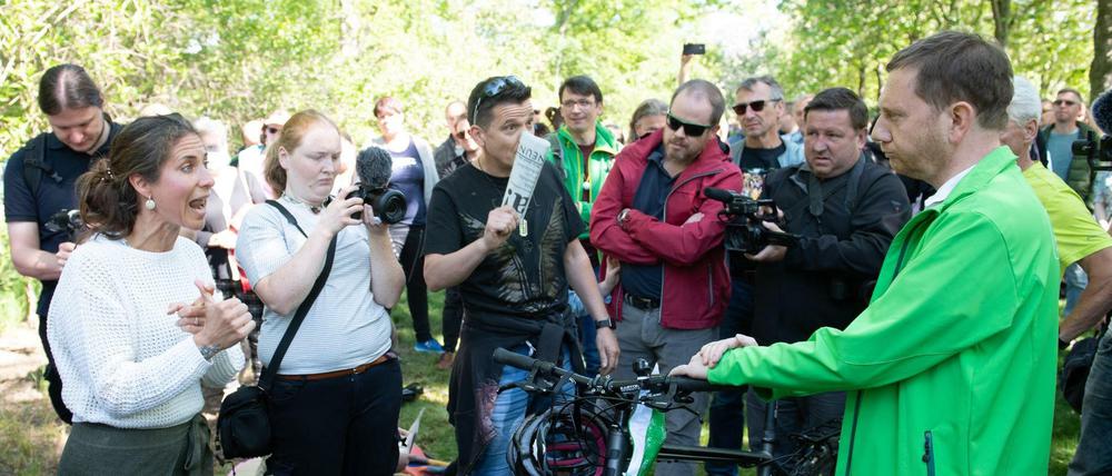 Michael Kretschmer (CDU, rechts), Ministerpräsident von Sachsen, mit Corona-Demonstranten