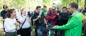 Michael Kretschmer (CDU, rechts), Ministerpräsident von Sachsen, mit Corona-Demonstranten