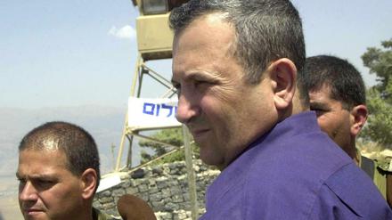 Israels damaliger Premierminister Ehud Barak im Jahr 2000 an der Grenze zum Libanon im Kibbutz Misgav Am. 