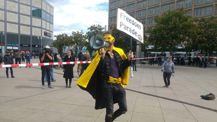 „Captain Future“ mit gelbem Umhang bei einer Demo gegen die Corona-Politik im Sommer.