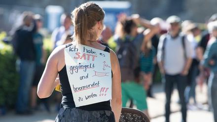 Teilnehmerin einer Kundgebung von Anhängern von Verschwörungstheorien zur Coronakrise in Dresden 