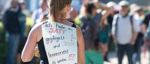 Teilnehmerin einer Kundgebung von Anhängern von Verschwörungstheorien zur Coronakrise in Dresden 