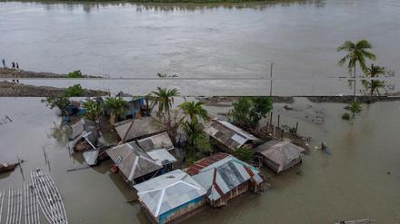 Häuser in Bangladesch wurden komplett geflutet.