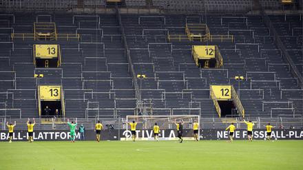 Ein Dank an die, die nicht da sind: Dortmunds Spieler nach dem Sieg vor der Südtribüne. 