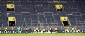 Ein Dank an die, die nicht da sind: Dortmunds Spieler nach dem Sieg vor der Südtribüne. 