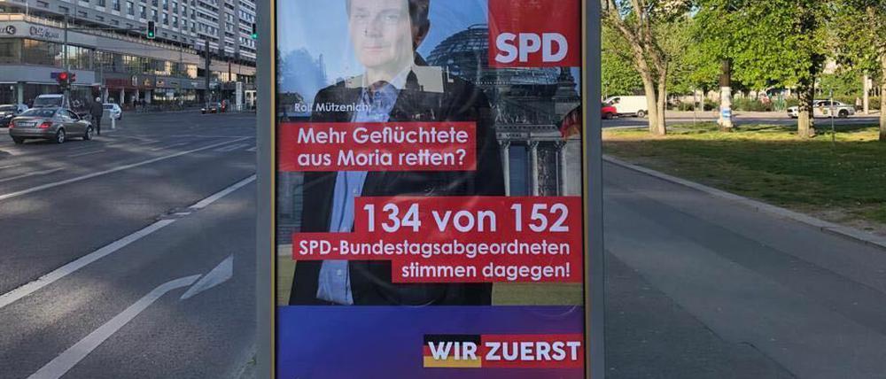 Auf einem der gefälschten SPD-Plakate in Berlin steht: 134 von154 SPD-Bundesabgeordneten stimmten gegen die Rettung von Flüchtlingen aus Moria.
