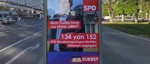Auf einem der gefälschten SPD-Plakate in Berlin steht: 134 von154 SPD-Bundesabgeordneten stimmten gegen die Rettung von Flüchtlingen aus Moria.