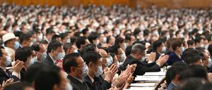 Einheit geboten. China klatscht sich beim Volkskongress aus der Krise.