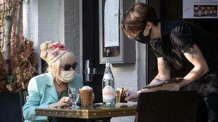 Vorsicht. In Restaurants, Cafés und Hotels gelten besonders strenge Regeln.