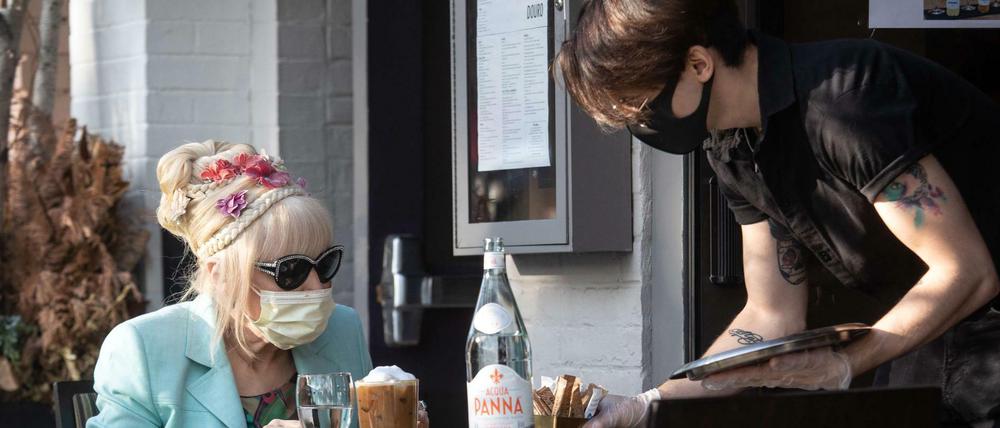 Vorsicht. In Restaurants, Cafés und Hotels gelten besonders strenge Regeln.