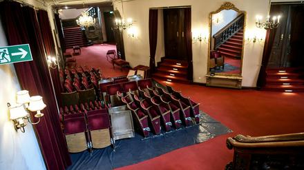 Im Berliner Ensemble werden wegen der Coronapandemie Sitze für zukünftige Aufführungen ausgebaut. 