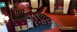 Im Berliner Ensemble werden wegen der Coronapandemie Sitze für zukünftige Aufführungen ausgebaut. 