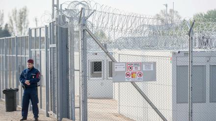 Ein ungarischer Polizist patrouilliert durch das neue Internierungslager für Asylsuchende an der Grenze zu Serbien. Sandor Ujvari/MTI/AP/dpa +++ dpa-Bildfunk +++