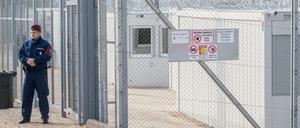 Ein ungarischer Polizist patrouilliert durch das neue Internierungslager für Asylsuchende an der Grenze zu Serbien. Sandor Ujvari/MTI/AP/dpa +++ dpa-Bildfunk +++