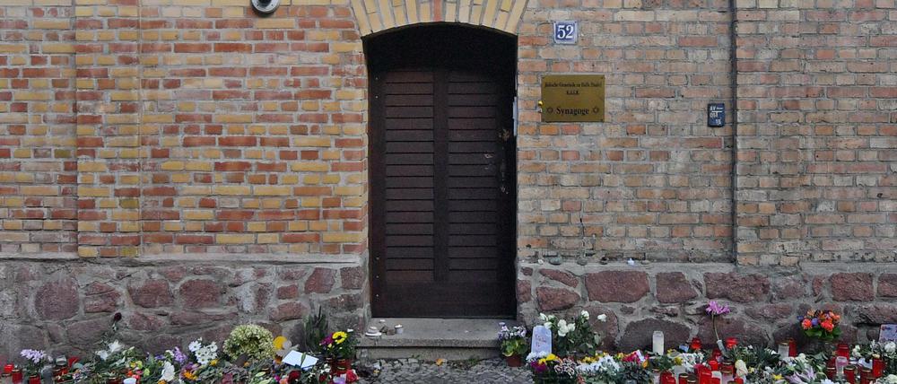 Gleich nach der Tat hatte auf Twitter jemand vorgeschlagen, dem Tischler das Bundesverdienstkreuz zu verleihen. Die gleiche Dessauer Firma Thiele, die die alte Tür gemacht hat, stellt jetzt auch die neue her.