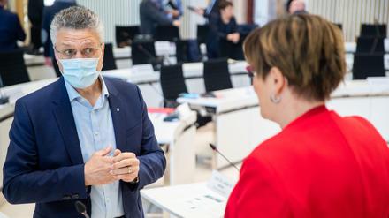 Verhaltene Kommunkation: RKI-Präsident Lothar H. Wieler spricht in Schwerin mit Politikern. In der Vergangenheit musste Wieler einige Empfehlungen zurücknehmen.