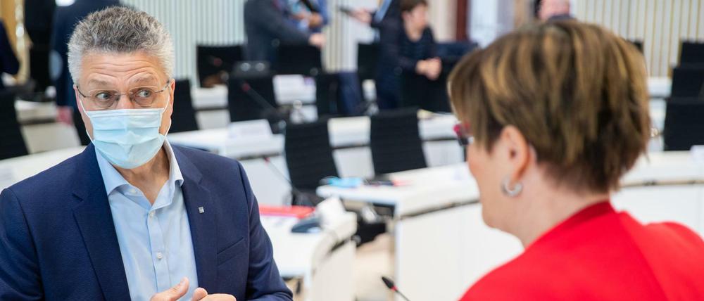 Verhaltene Kommunkation: RKI-Präsident Lothar H. Wieler spricht in Schwerin mit Politikern. In der Vergangenheit musste Wieler einige Empfehlungen zurücknehmen.