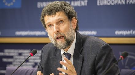 Da war er noch in Freiheit: Der Kunstmäzen und Bürgerrechtler Osman Kavala 2014 im EU-Parlament. 