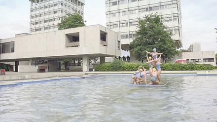 „Wasserballett für Marl“ ist im Kindl zu sehen. Die Berliner Künstlerin Isa Melsheimer probiert sich hier in einem für sie neuen Medium aus.