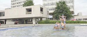 „Wasserballett für Marl“ ist im Kindl zu sehen. Die Berliner Künstlerin Isa Melsheimer probiert sich hier in einem für sie neuen Medium aus.