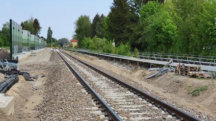 An der Wolziger Zeile liegt das neue Gleis der S-Bahn bereits.