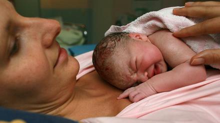 Schöner Ausnahmezustand. Wenn ein Baby in die Familie kommt, fühlen sich viele Eltern erst einmal überfordert mit der neuen Situation. Babylotsinnen helfen, mit der neuen Situation zurechtzukommen.