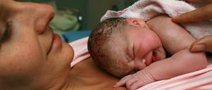 Schöner Ausnahmezustand. Wenn ein Baby in die Familie kommt, fühlen sich viele Eltern erst einmal überfordert mit der neuen Situation. Babylotsinnen helfen, mit der neuen Situation zurechtzukommen.