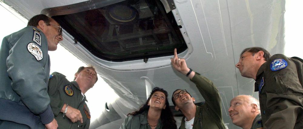 Kameras im Flugzeugbauch zur Überwachung der Rüstungskontrolle. hier auf dem Flughafen Köln.