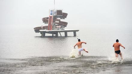 Brrrr. Wer sich in sehr kaltes Wasser traut, wie diese Badegäste beim Anbaden im Strandbad Wannsee an einem Karfreitag, an dem noch Schnee lag, dem kann es passieren, das er vorübergehend das Gedächtnis verliert.