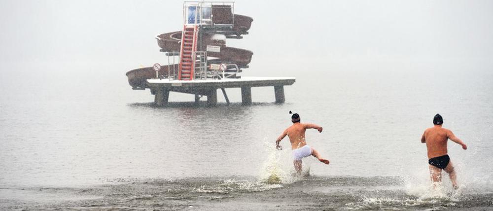 Brrrr. Wer sich in sehr kaltes Wasser traut, wie diese Badegäste beim Anbaden im Strandbad Wannsee an einem Karfreitag, an dem noch Schnee lag, dem kann es passieren, das er vorübergehend das Gedächtnis verliert. 
