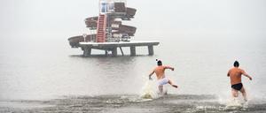Brrrr. Wer sich in sehr kaltes Wasser traut, wie diese Badegäste beim Anbaden im Strandbad Wannsee an einem Karfreitag, an dem noch Schnee lag, dem kann es passieren, das er vorübergehend das Gedächtnis verliert. 