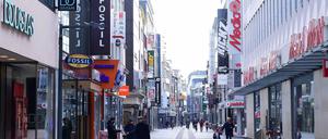 Die Innenstädte waren, wie hier in Köln im März und April oft menschenleer - aber auch jetz sind viele Bürger zurückhaltend bei Einkäufen und Konsum.