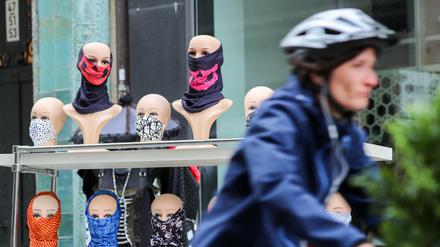 Ein Geschäft in Leipzig verkauft bunte Gesichtsmasken. 