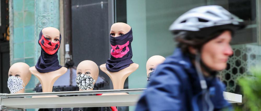 Ein Geschäft in Leipzig verkauft bunte Gesichtsmasken. 