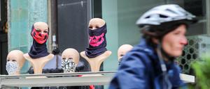Ein Geschäft in Leipzig verkauft bunte Gesichtsmasken. 