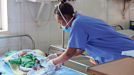 Als bekannt wird, das sich im Krankenhaus auch Personal infiziert hat, holen die Eltern ihre Kinder in Panik aus der Klinik.