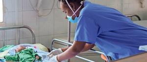 Als bekannt wird, das sich im Krankenhaus auch Personal infiziert hat, holen die Eltern ihre Kinder in Panik aus der Klinik.