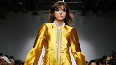 Das goldene Cape von Lutz Huelle hängt bei Andreas Murkudis im Laden.