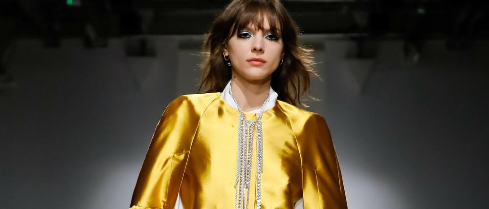 Das goldene Cape von Lutz Huelle hängt bei Andreas Murkudis im Laden.