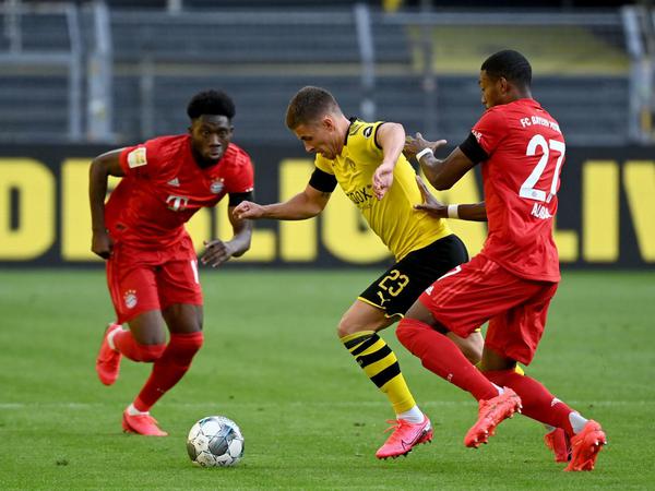 In der Mangel: Die Dortmunder um Thorgan Hazard (Mitte) hatten es gegen den FC Bayern (rechts David Alaba, links Alphonso Davies) nicht leicht.