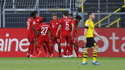 Mittendrin: Joshua Kimmich (32) lässt sich nach seinem entscheidenden Treffer von den Teamkollegen feiern.