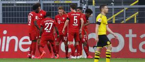 Mittendrin: Joshua Kimmich (32) lässt sich nach seinem entscheidenden Treffer von den Teamkollegen feiern.