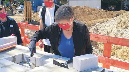 Gelernt ist gelernt – Bausenatorin Katrin Lompscher machte mit dem Abitur ihre „Baufacharbeiterin“.