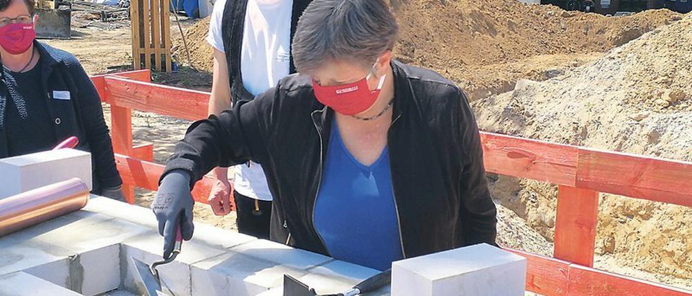 Gelernt ist gelernt – Bausenatorin Katrin Lompscher machte mit dem Abitur ihre „Baufacharbeiterin“. 