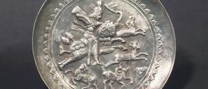 Wilde Jagd. Das 1600 Jahre alte sassanidische Kunstwerk stammt mutmaßlich aus dem heutigen Gebiet des Iraks.