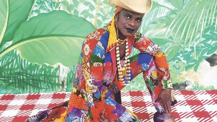 Verfremdungseffekt. Samuel Fosso als „The Liberated American Woman of the 70s“ (1997).