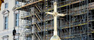 Das Kreuz für die Kuppel steht auf der Baustelle des Berliner Stadtschlosses.