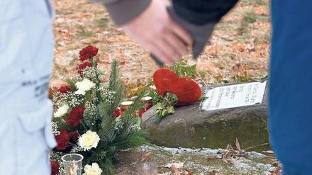 In Guben erinnert ein Gedenkstein an den gewaltsamen Tod des algerischen Asylbewerbers Farid Guendoul.