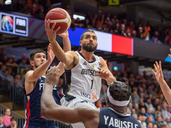 Mittendrin: Basketball-Nationalspieler Joshiko Saibou ist der Partner von Alexandra Wester.